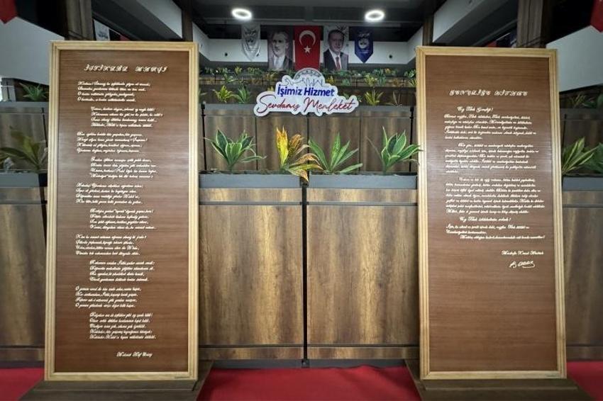 İstiklal Marşı ve Gençliğe Hitabe'yi ahşaba işledi!
