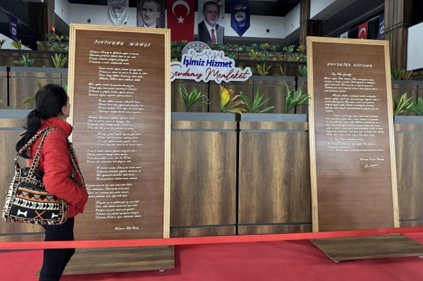 İstiklal Marşı ve Gençliğe Hitabe'yi ahşaba işledi!