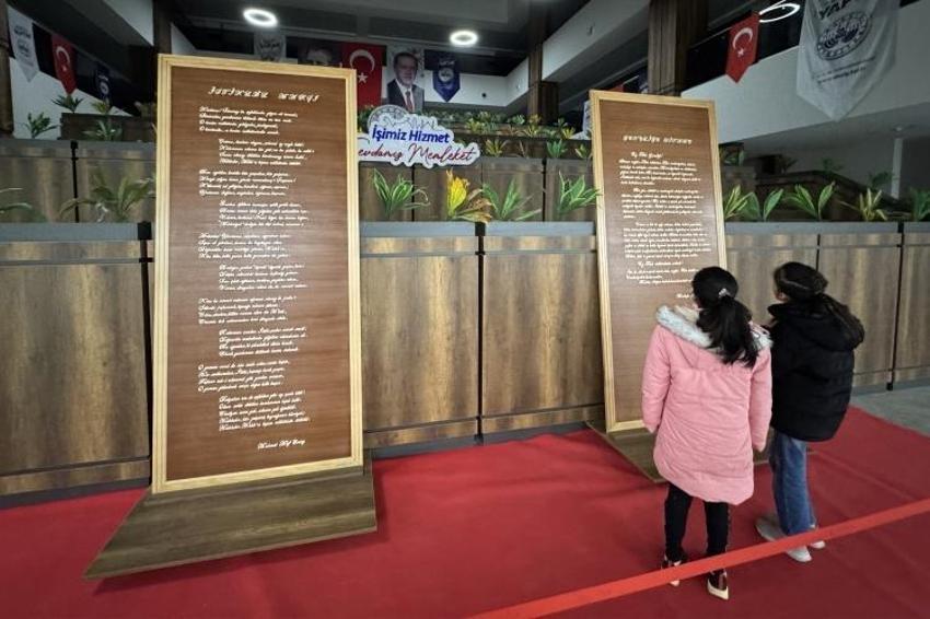 İstiklal Marşı ve Gençliğe Hitabe'yi ahşaba işledi!