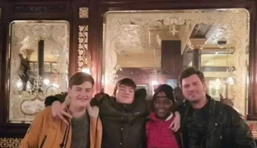 Kıvanç Tatlıtuğ'dan Londra'da baba oğul pozları!
