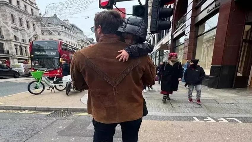 Kıvanç Tatlıtuğ'dan Londra'da baba oğul pozları!
