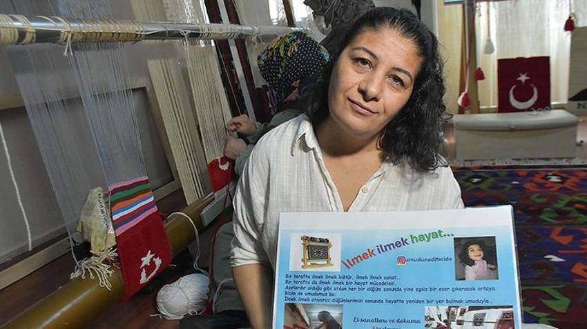 İzmir'de kızı için meslek öğrenen fedakar anne, sattığı eserlerle çocuğunu tekerlekli sandalyeden kurtarmak istiyor