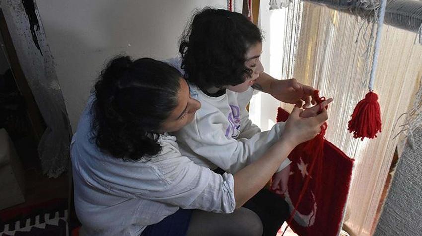 İzmir'de kızı için meslek öğrenen fedakar anne, sattığı eserlerle çocuğunu tekerlekli sandalyeden kurtarmak istiyor