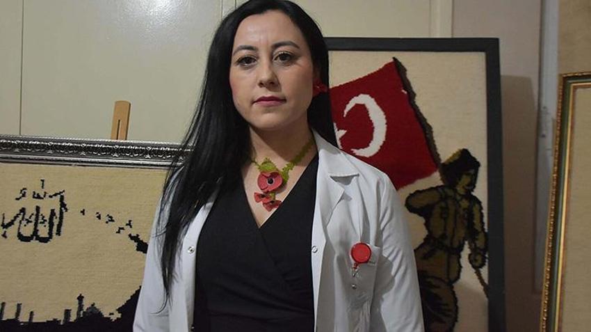 İzmir'de kızı için meslek öğrenen fedakar anne, sattığı eserlerle çocuğunu tekerlekli sandalyeden kurtarmak istiyor