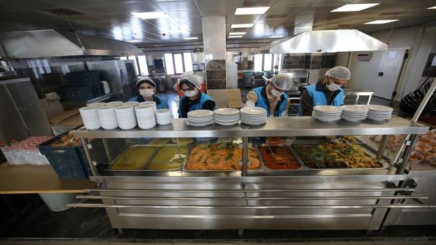 Üniversiteliler ihtiyaç sahiplerine iftarda yemek götürüyor