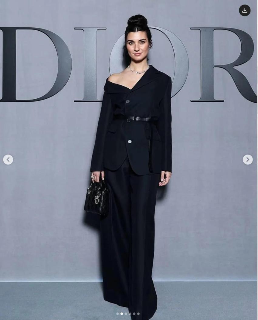 Tuba Büyüküstün Paris Moda Haftası'nda! Güzelliğiyle damga vurdu