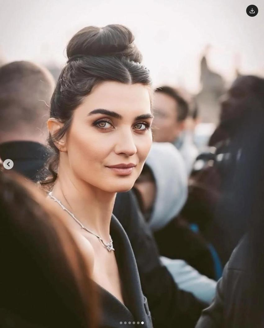 Tuba Büyüküstün Paris Moda Haftası'nda! Güzelliğiyle damga vurdu