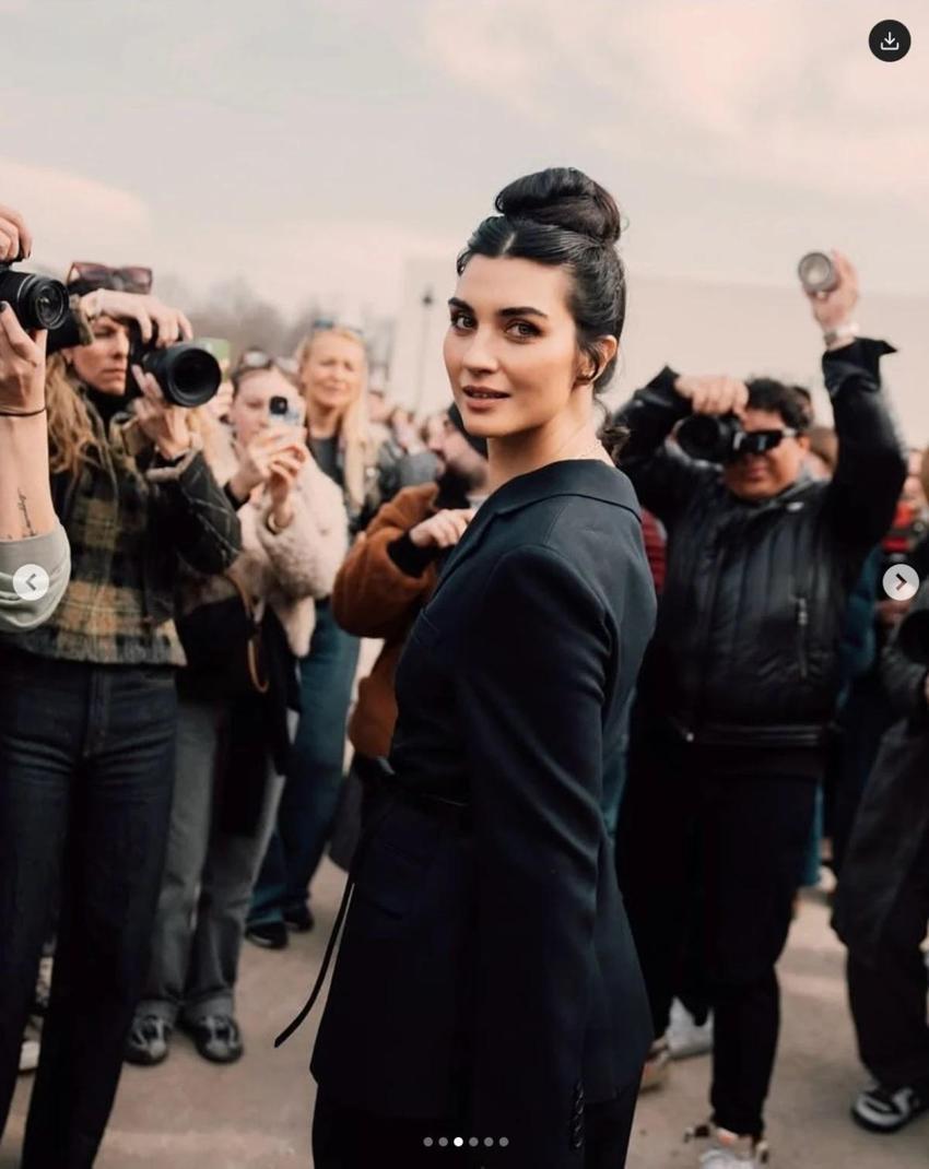 Tuba Büyüküstün Paris Moda Haftası'nda! Güzelliğiyle damga vurdu