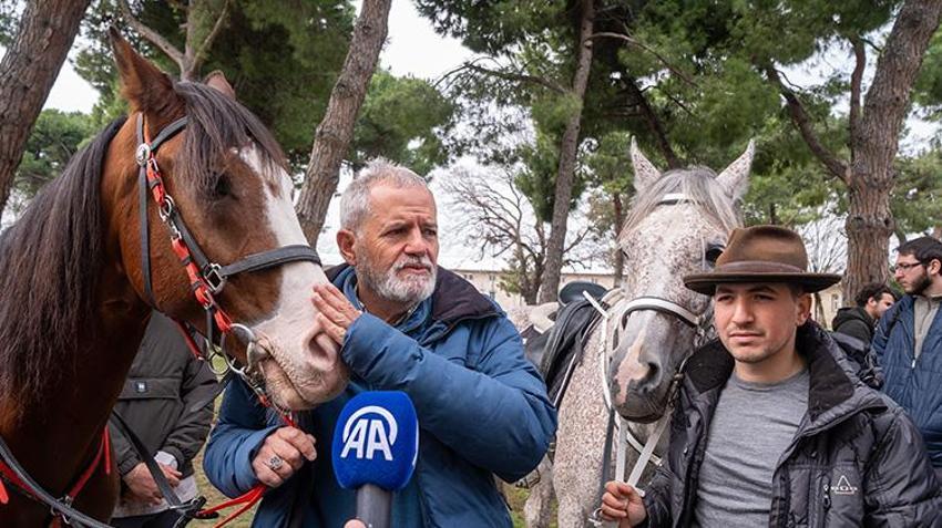 İspanya'dan Suudi Arabistan'a at sırtında hac yolculuğu! İstanbul'dan da geçtiler