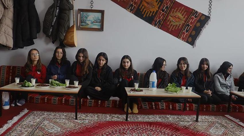 Sivas'ta lise öğrencileri şark köşesinde çiğköfte eşliğinde türkü söyleyerek sosyalleşiyor