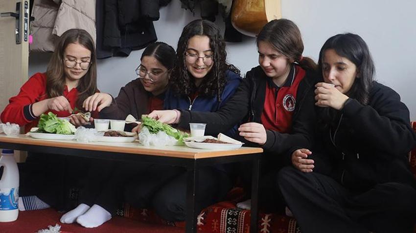 Sivas'ta lise öğrencileri şark köşesinde çiğköfte eşliğinde türkü söyleyerek sosyalleşiyor