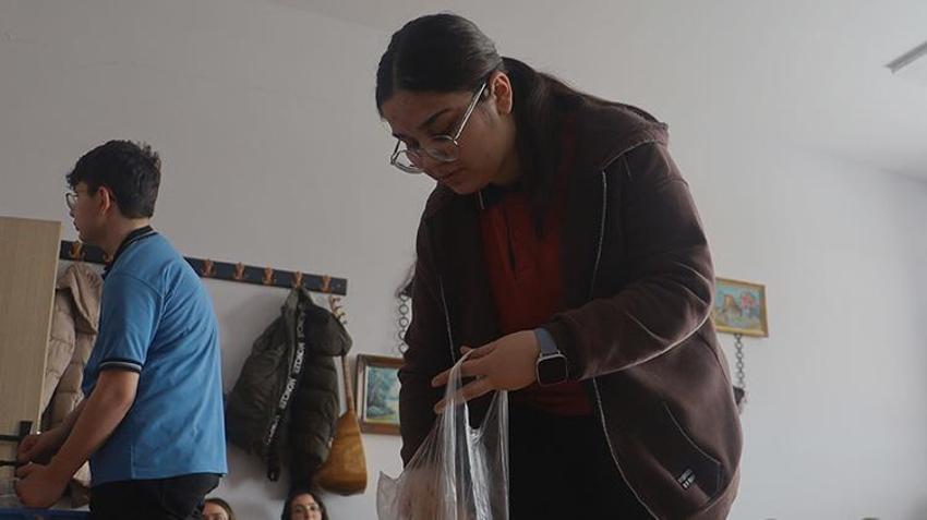 Sivas'ta lise öğrencileri şark köşesinde çiğköfte eşliğinde türkü söyleyerek sosyalleşiyor