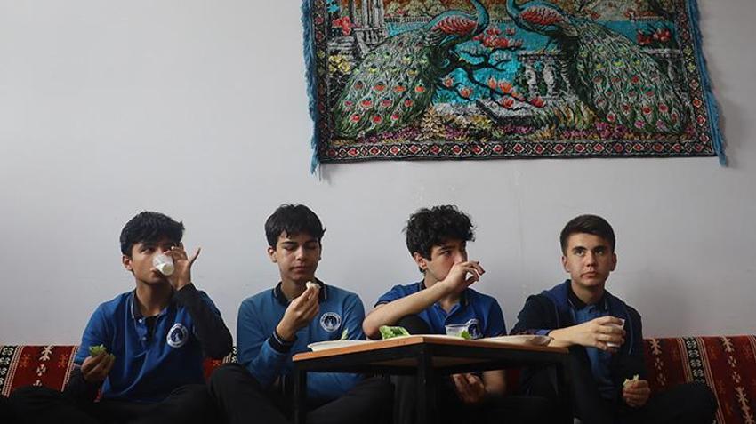 Sivas'ta lise öğrencileri şark köşesinde çiğköfte eşliğinde türkü söyleyerek sosyalleşiyor