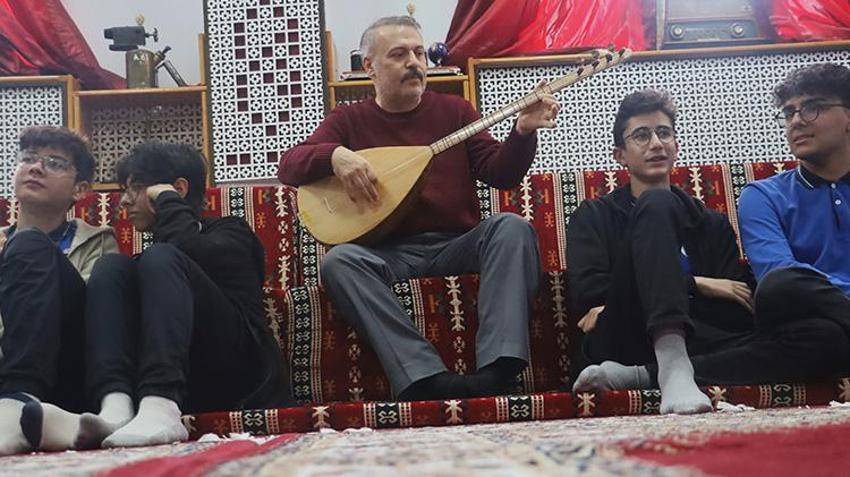 Sivas'ta lise öğrencileri şark köşesinde çiğköfte eşliğinde türkü söyleyerek sosyalleşiyor