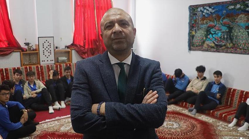 Sivas'ta lise öğrencileri şark köşesinde çiğköfte eşliğinde türkü söyleyerek sosyalleşiyor