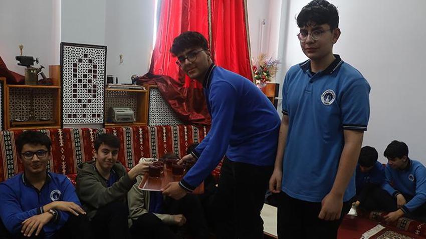 Sivas'ta lise öğrencileri şark köşesinde çiğköfte eşliğinde türkü söyleyerek sosyalleşiyor