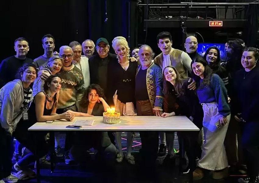 Doğum gününü çocukluk fotoğrafıyla kutladı! 'Sahnede 30 yaşına girdim'