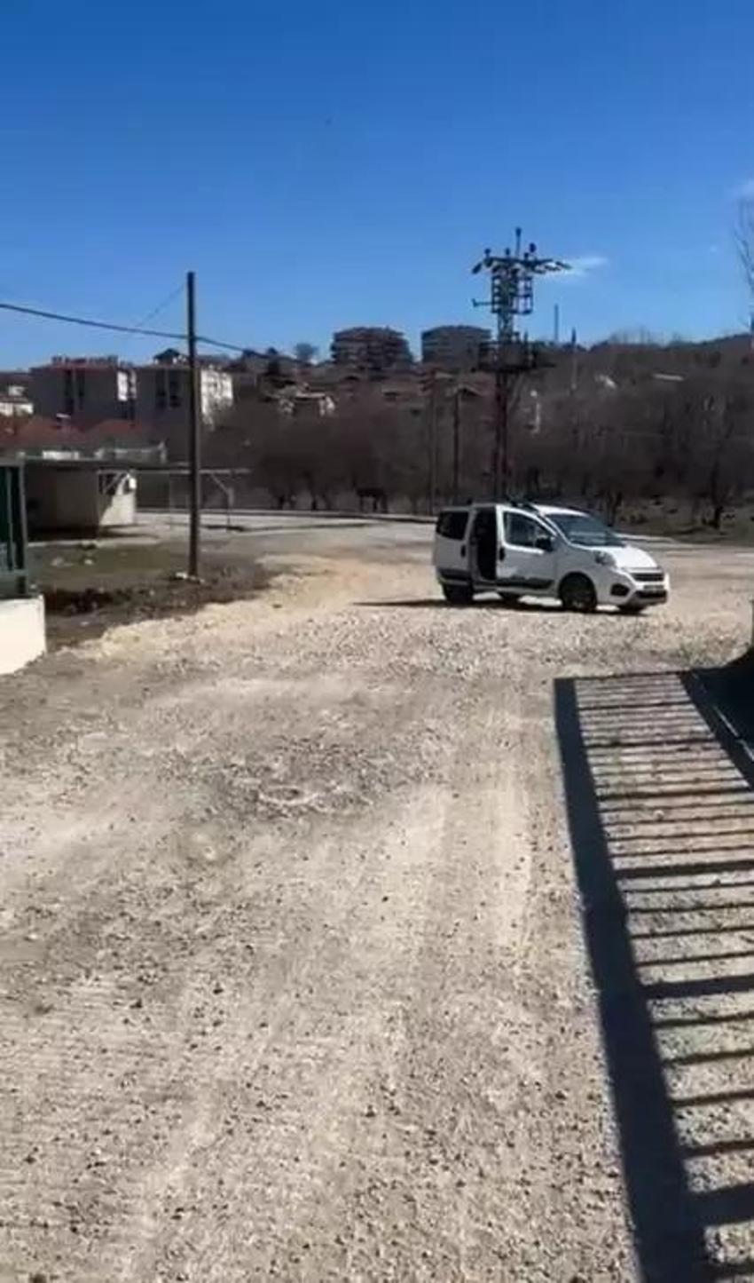 Kalabalık tepkisinden rahatsız olan belediye başkanı, köprüyü tek başına açtı