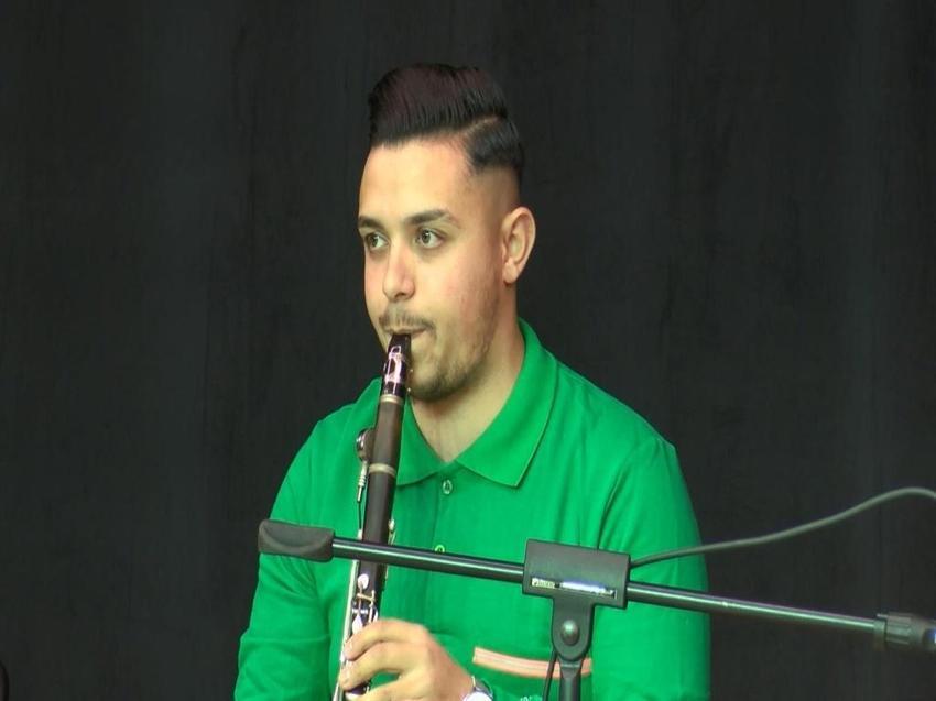 Bursa'da temizlik görevlileri, iş kıyafetleriyle konser verdi