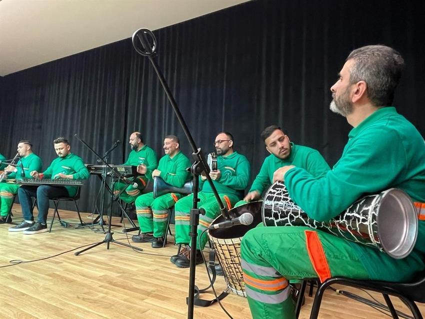 Bursa'da temizlik görevlileri, iş kıyafetleriyle konser verdi