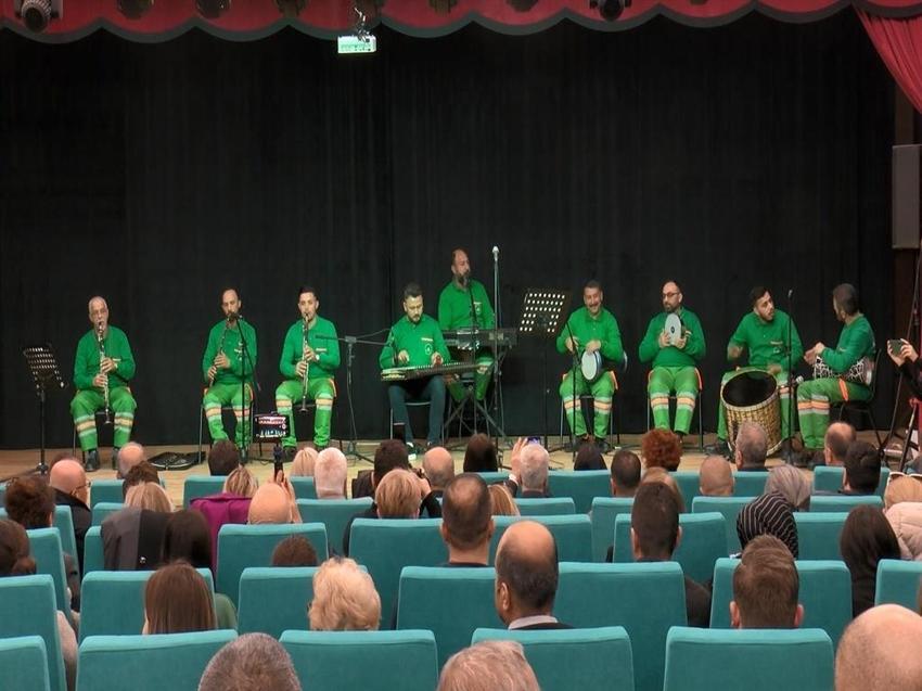 Bursa'da temizlik görevlileri, iş kıyafetleriyle konser verdi