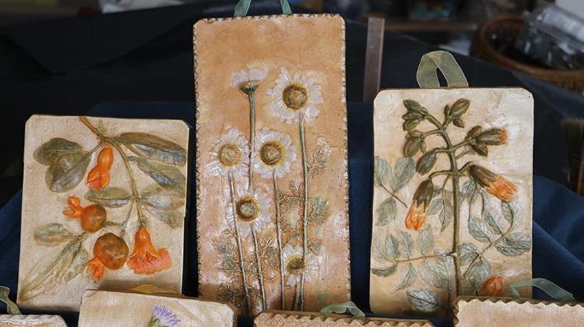 Samsun'da doğanın atıkları sanatla buluşuyor: Doğadan topladığı çiçek ve yaprakları ölümsüzleştiriyor