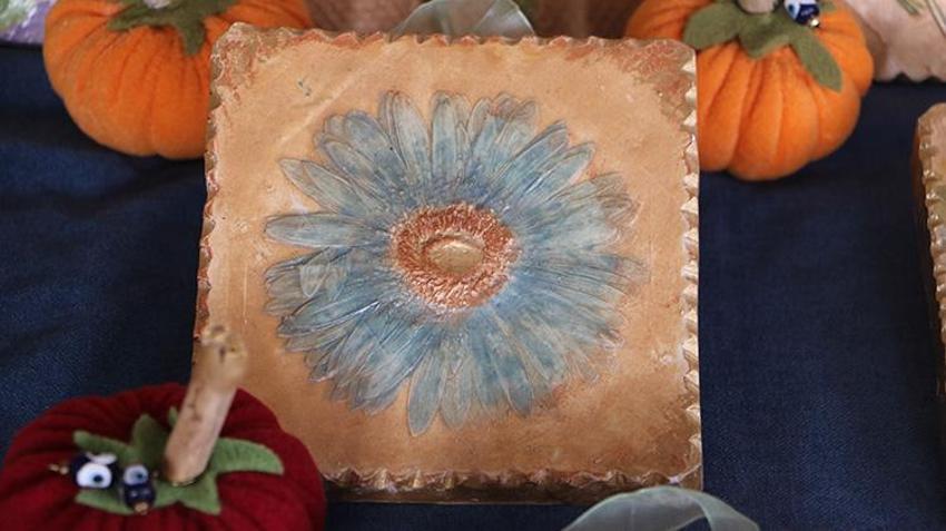 Samsun'da doğanın atıkları sanatla buluşuyor: Doğadan topladığı çiçek ve yaprakları ölümsüzleştiriyor