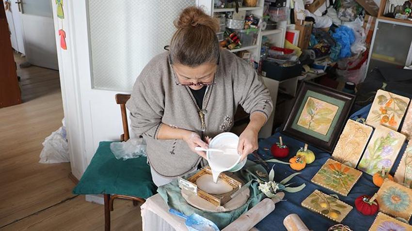 Samsun'da doğanın atıkları sanatla buluşuyor: Doğadan topladığı çiçek ve yaprakları ölümsüzleştiriyor