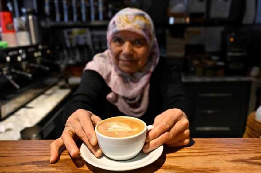 Barista Havva teyze, kahvenin sırrını verdi! 70 yaşında tezgahın başına geçit, sosyal medyada gündem oldu