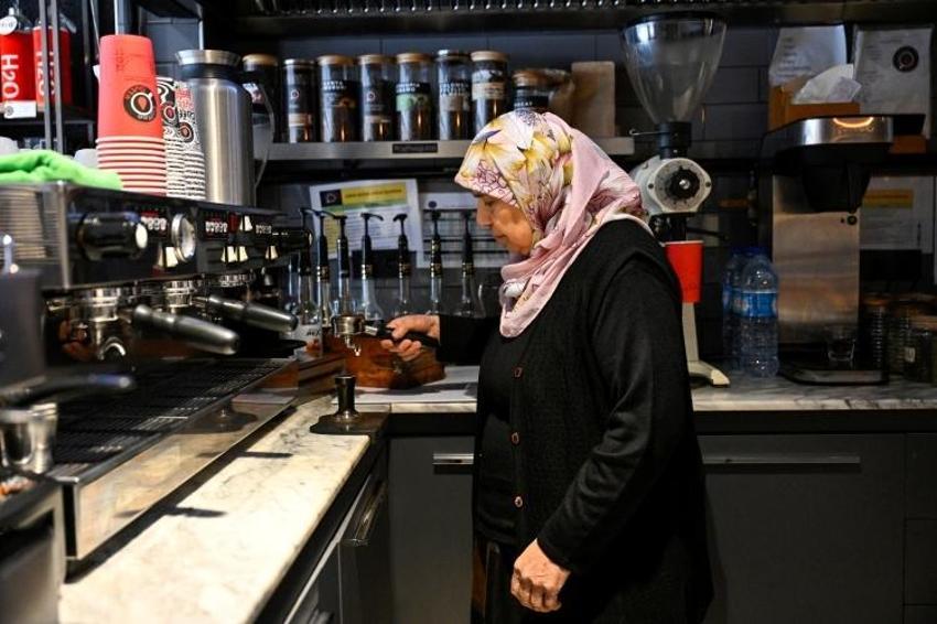 Barista Havva teyze, kahvenin sırrını verdi! 70 yaşında tezgahın başına geçit, sosyal medyada gündem oldu