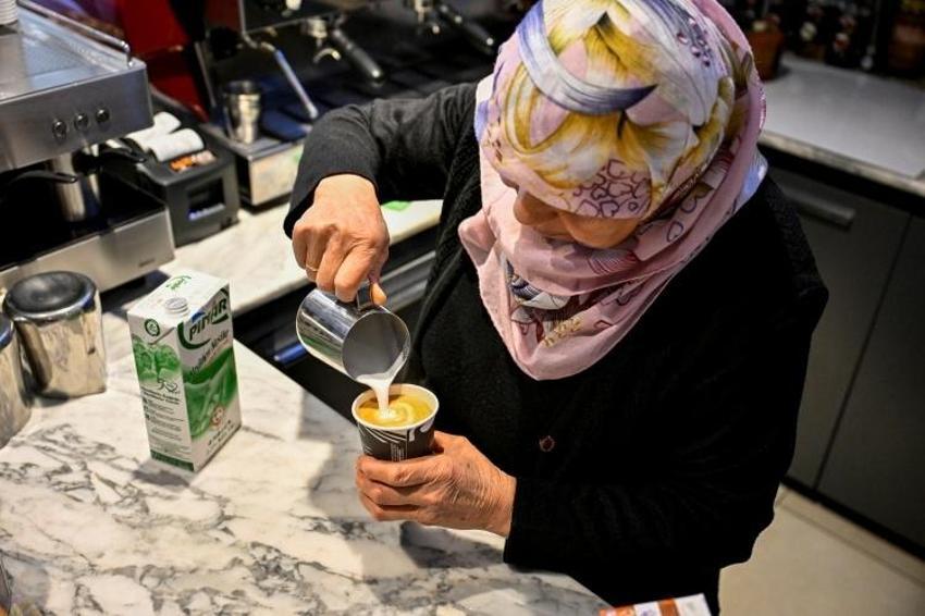 Barista Havva teyze, kahvenin sırrını verdi! 70 yaşında tezgahın başına geçit, sosyal medyada gündem oldu