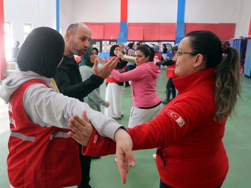 Üniversiteli kızlara, ücretsiz yakın dövüş eğitimi