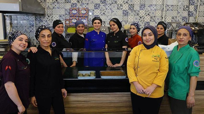 Adana'da evini satıp tatlıcı açan kadın 15 kişiye istihdam sağladı