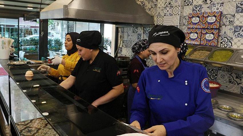 Adana'da evini satıp tatlıcı açan kadın 15 kişiye istihdam sağladı