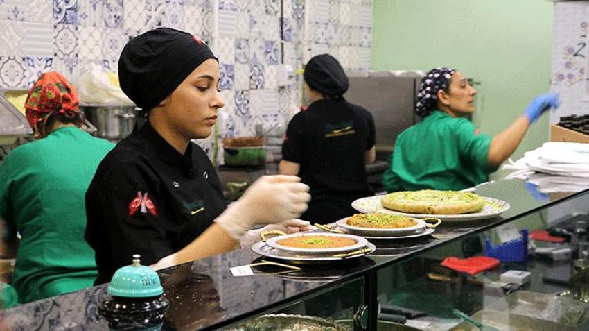 Adana'da evini satıp tatlıcı açan kadın 15 kişiye istihdam sağladı
