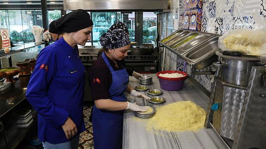 Adana'da evini satıp tatlıcı açan kadın 15 kişiye istihdam sağladı
