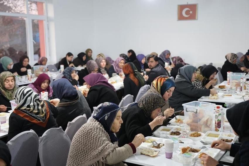 Köy muhtarından ilginç yasak! Evlerde iftar yemeğini yasakladı