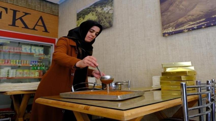 Erzincan'da iftar sofralarının vazgeçilmez lezzeti: "Kesme kadayıf tatlısı"