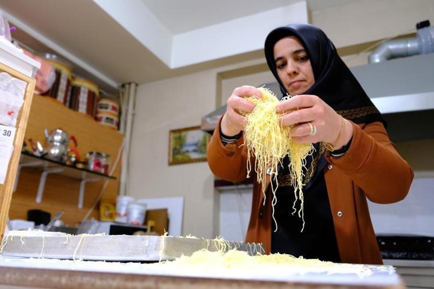 Erzincan'da iftar sofralarının vazgeçilmez lezzeti: "Kesme kadayıf tatlısı"