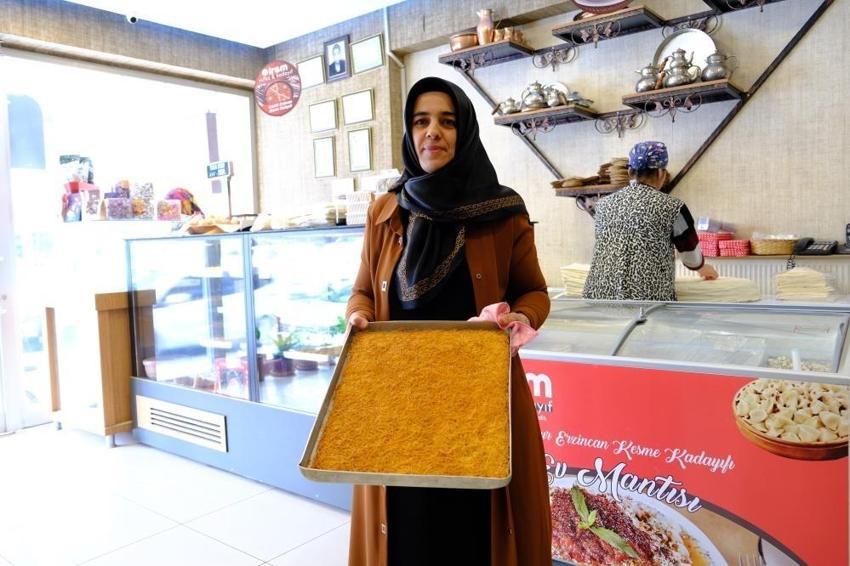 Erzincan'da iftar sofralarının vazgeçilmez lezzeti: "Kesme kadayıf tatlısı"