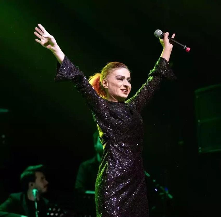 Saç boyasından yüzü yanmıştı! Yıldız Tilbe günler sonra görüldü
