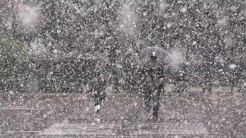 Lapa lapa kar İstanbul'a son kez geliyor! MGM uyardı, AKOM devrede... Hava buz kesecek, montlar yeniden çıkıyor 