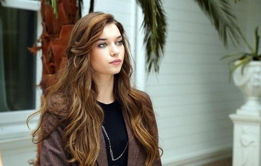 Afra Saraçoğlu makyajını sildi! Yalı Çapkını final yapıyor