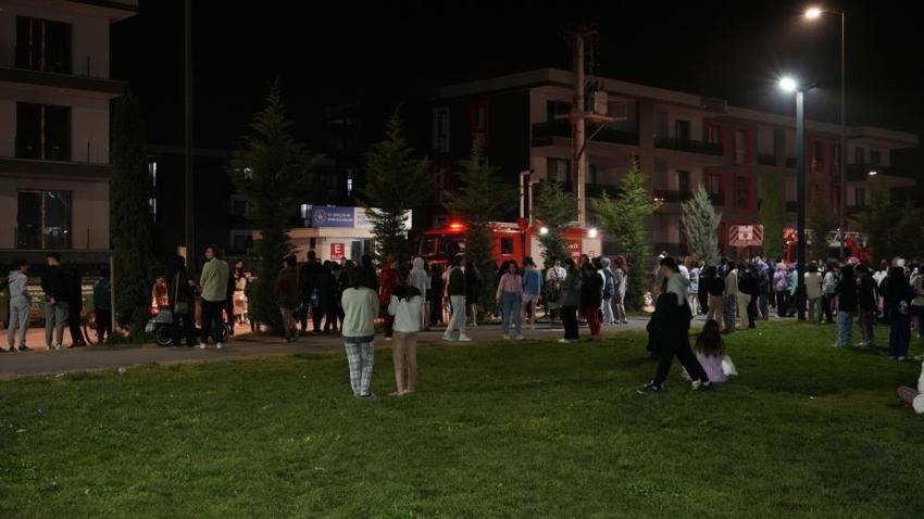 Kız yurdunda gece yarısı yangın paniği! Hepsi sokağa döküldü