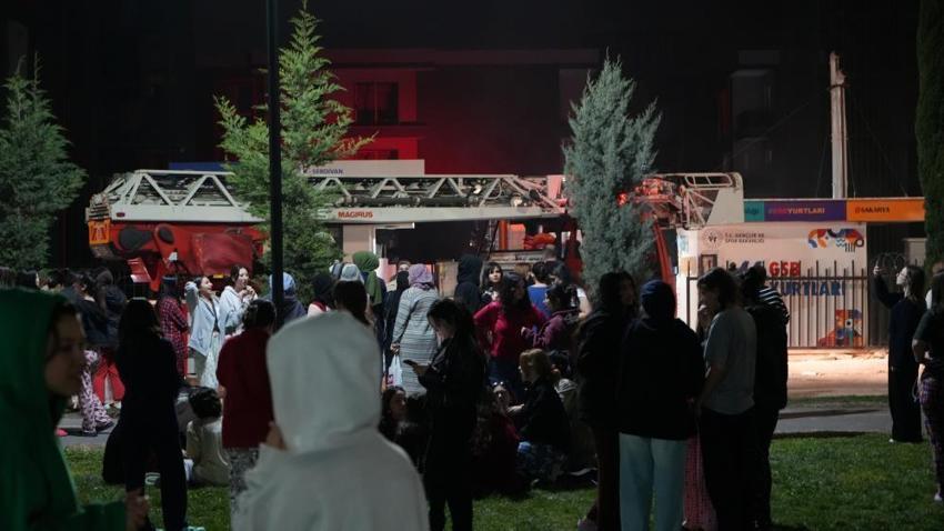 Kız yurdunda gece yarısı yangın paniği! Hepsi sokağa döküldü