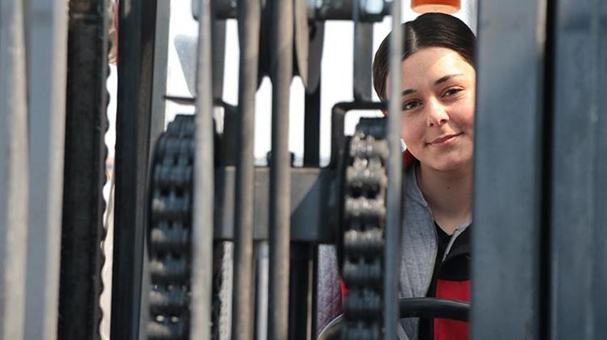 Kayserili kız ağabeyine özendi sanayide çırak oldu! 'Sanayide çalışmayı seviyorum'