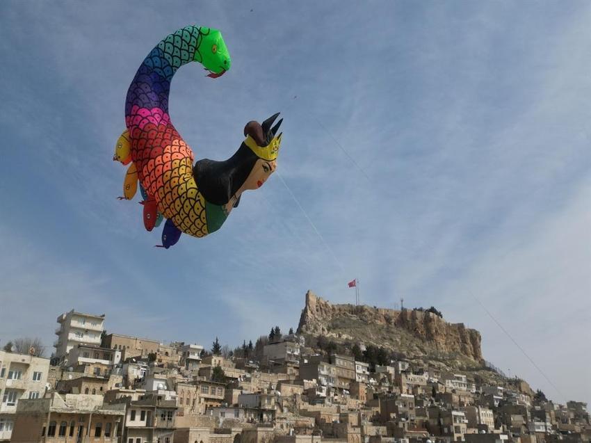 Dünya birincisi tavus kuşu ile şahmeran uçurtmalarını Venedik semalarında uçuracak