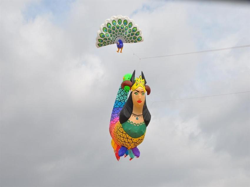 Dünya birincisi tavus kuşu ile şahmeran uçurtmalarını Venedik semalarında uçuracak