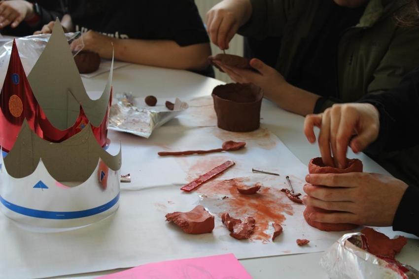 Müzede gördüklerinin aynısını yapıyorlar