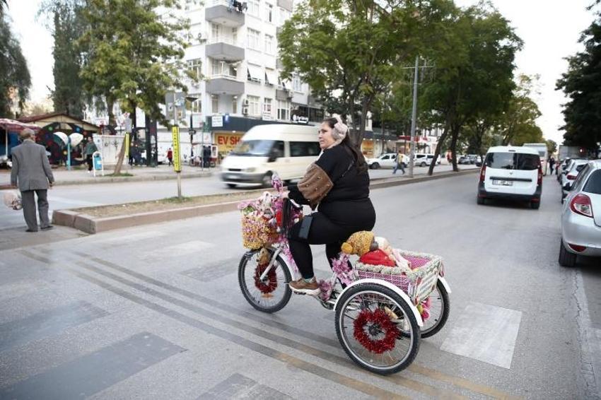Süslü ve müzikli bisikleti 4 çocuklu annenin ulaşım aracı oldu